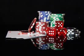 Aplikasi mobile bisajitu menampilkan meja live-dealer dan permainan slot