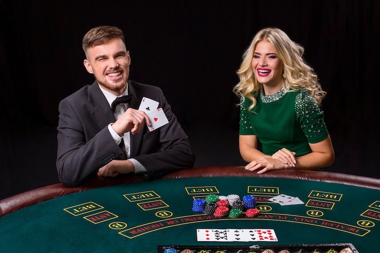 Tampilan antarmuka aplikasi mobile bisajitu menampilkan studio live-dealer dengan meja blackjack dan roulette